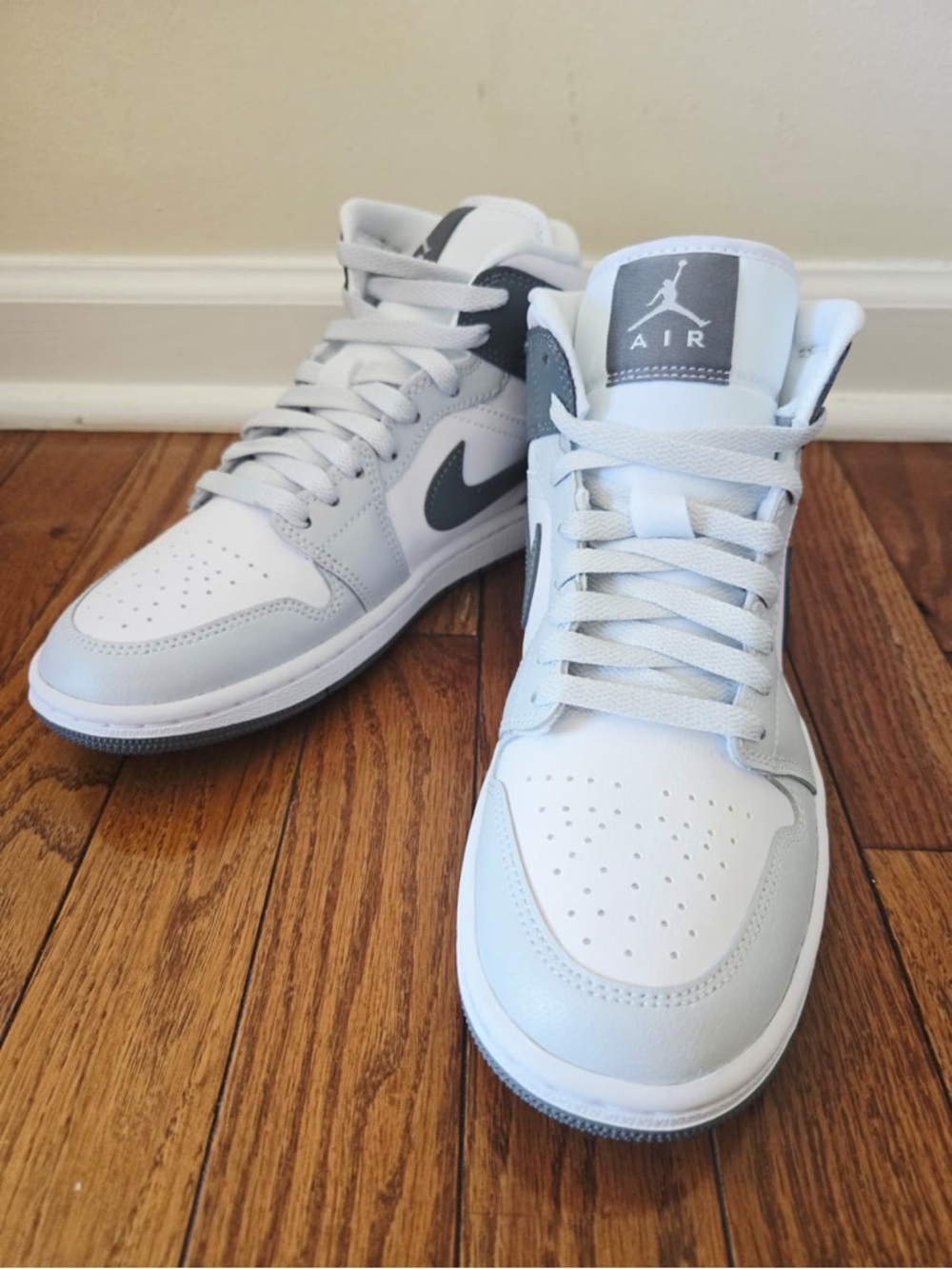Nike Air Jordan 1 Mid Shoes Women’s Size US 6.5 New